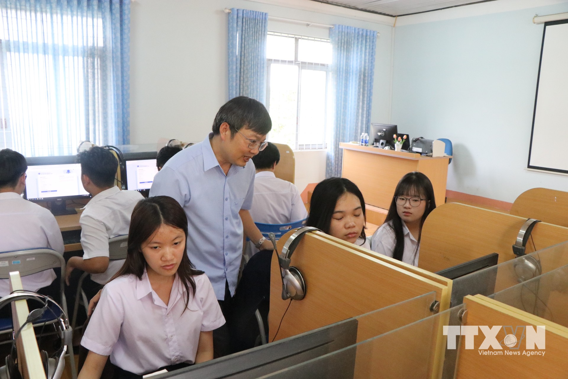 Chuyển đổi số đang tạo ra nhiều thay đổi tích cực, mở thêm cơ hội tiếp cận giáo dục hiện đại cho giáo viên và học sinh trên địa bàn tỉnh Đắk Lắk. (Ảnh: Nguyên Dung/TTXVN)